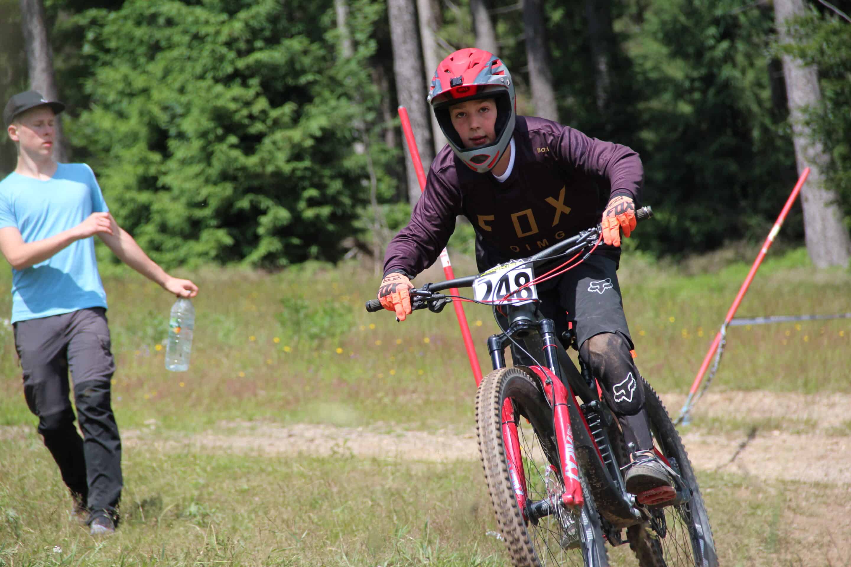 Startnummer 248 beim  IXS Rookies Cup Downhill in Steinach